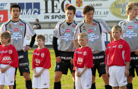 Bergkvara AIF – Ungdomsspelare är maskotar på allsvenska matchen mellan Kalmar FF - Malmö FF, april 2006.